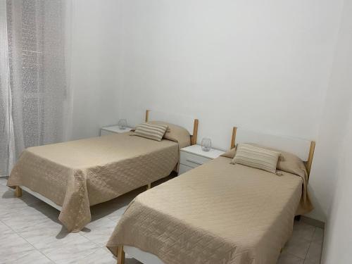 2 camas en una habitación pequeña con ascensor en Alloggio cattedrale, en Asti