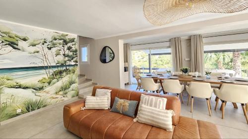 Χώρος καθιστικού στο La Bohem'Azur Villa Golfe St Tropez 170m2 5 chambres Piscine Spa Magnifique Vue Dégagée Déco Bohème Chic