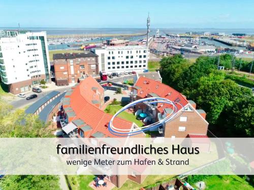 诺登Ideal für Familien & Fellnasen, strandnah的公园图画拼合在一起,公园里有一个游乐场