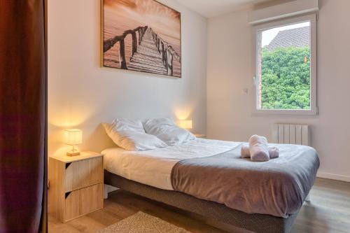 a bedroom with a bed and a window at L'instant 47 - Maison de ville - Parking gratuit in Sotteville-lès-Rouen