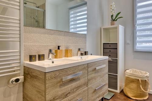 a bathroom with a sink and a mirror at L'instant 47 - Maison de ville - Parking gratuit in Sotteville-lès-Rouen