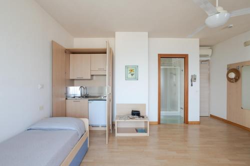 Hotel La Brezza frontemareにあるベッド