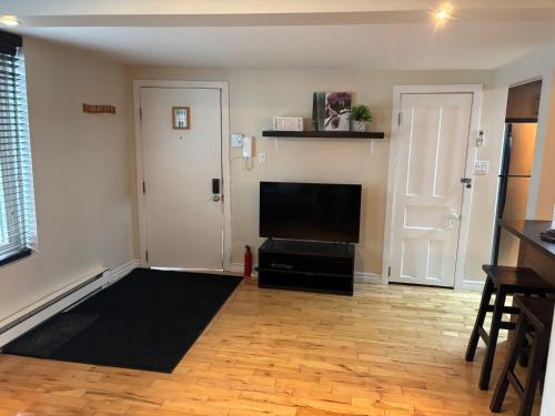 Μια τηλεόραση ή/και κέντρο ψυχαγωγίας στο Appartement Condo dans le vieux Québec