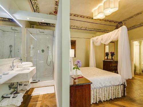 ein Bad mit einem Bett, einer Dusche und einem Waschbecken in der Unterkunft Relais degli Angeli Residenza d'Epoca in Siena