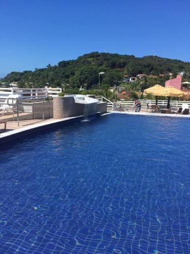 een groot zwembad met blauw water in een resort bij Sonia Flats Pipa's Bay - Flat 214 in Pipa