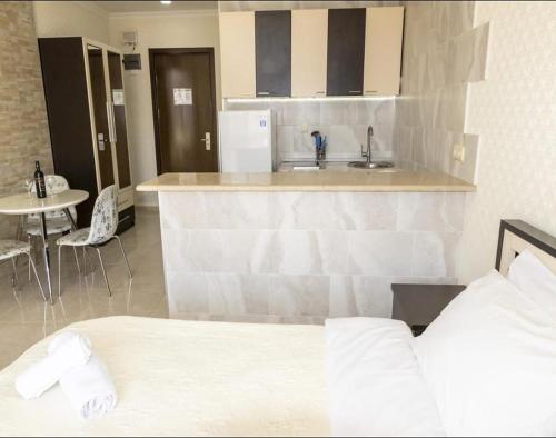 Habitación de hotel con cocina y cama en Apartment Orbi Lux, en Batumi