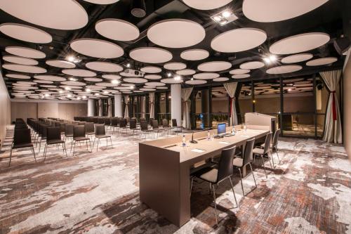 Χώρος καθιστικού στο Crowne Plaza Podgorica by IHG