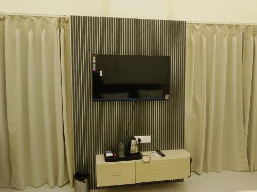 TV a/nebo společenská místnost v ubytování Vrindavan stay