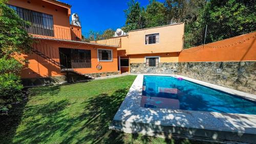 a house with a swimming pool in the yard at Casa YilZil in Alpuyeca