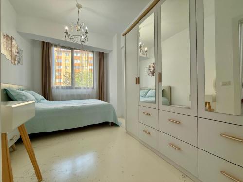 スチャヴァにあるAltheda Living West Side 14-B1のベッドとドレッサーと鏡のある寝室