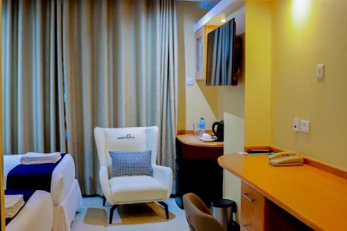 Parrot Hotel Arushaにあるテレビまたはエンターテインメントセンター