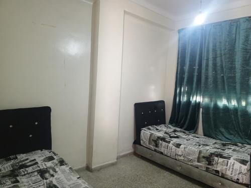 非斯KASBAH Guests Travel的有窗户的房间里有两张床