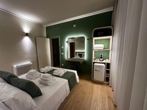 a small room with two beds and a mirror at Villa Margherita in Padova