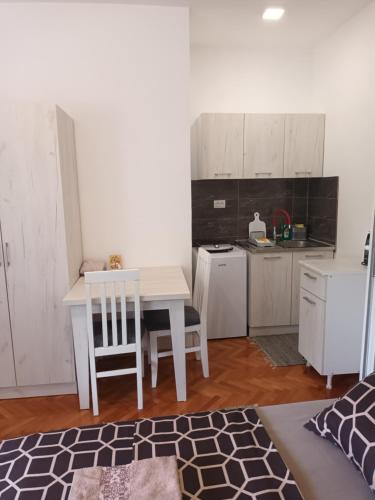 Una cocina o zona de cocina en Apartmani Bata I Seka