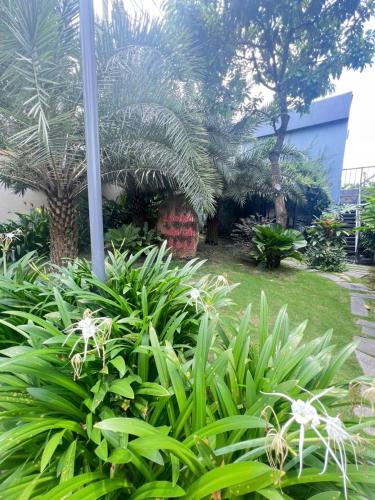Un jardín fuera de LYSA RiverSide Tân Uyên Hotel