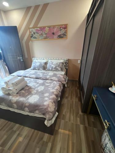 Una cama o camas en una habitación de LYSA RiverSide Tân Uyên Hotel