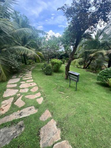 Un jardín fuera de LYSA RiverSide Tân Uyên Hotel