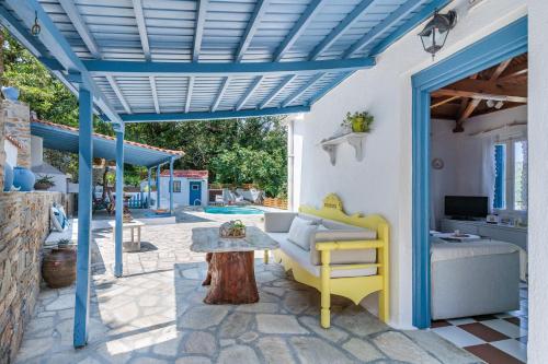 Posezení v ubytování The Blue Cottage