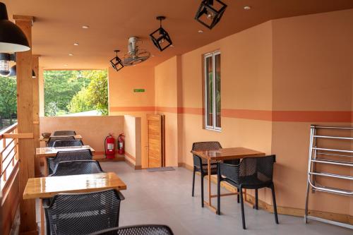 a room with tables and chairs in a restaurant at Ever Blue Guest House in Mathiveri