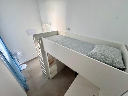 ein kleines Schlafzimmer mit einem Etagenbett darin in der Unterkunft Casa Felipe 5 in Tijoco de Abajo