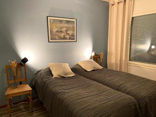 ソダンキュラにあるA one-bedroom apartment with a sauna near the centerの寝室に並んで置かれた2つのベッド