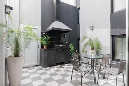 a kitchen with a table and chairs and a stove at Fliphaus SantaFe 3 Bd Pool & BBQ Palermo Hollywood in Buenos Aires