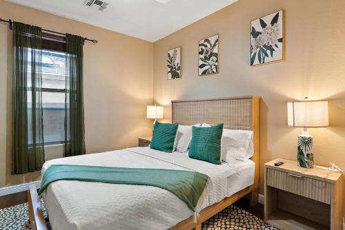 une chambre avec un grand lit avec des oreillers bleus dans l'établissement Chill & Thrill | Pool, Hot Tub • Family Game Villa, à Casa Grande