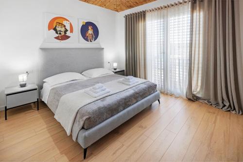 a bedroom with a large bed and a large window at Villetta Independente La Perla in Ceggia