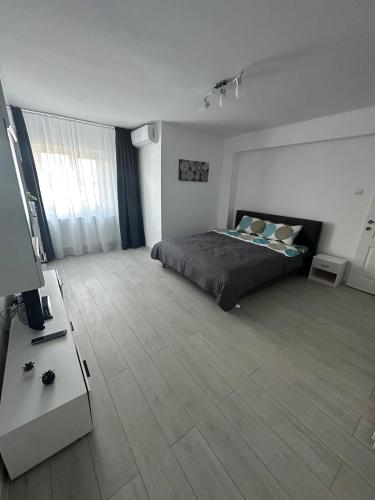 a bedroom with a bed and a wooden floor at Oma Ra in Ocna-Mureşului