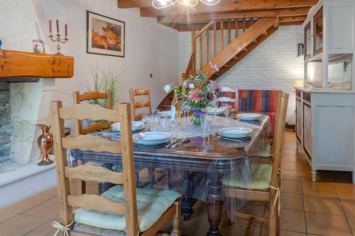 a dining room with a table and chairs at Le Logis Chez Bompain in Brizambourg