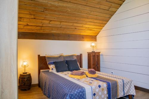 a bedroom with a bed with a wooden ceiling at Villa Ti Gargoulette in Saint-Joseph
