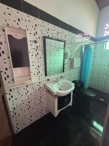 a bathroom with a sink and a mirror at Casa sol en el jardin - piscina y relajacion total in Carmen de Apicalá
