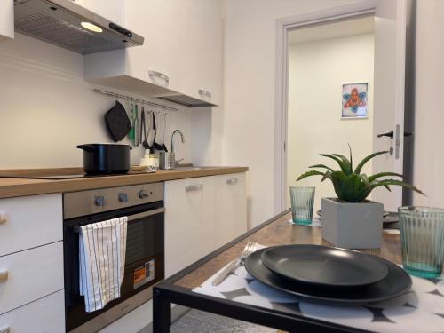 a kitchen with a table with a plate on a counter at Casa Das Mandalas - Wi-Fi Gratuito in Monza