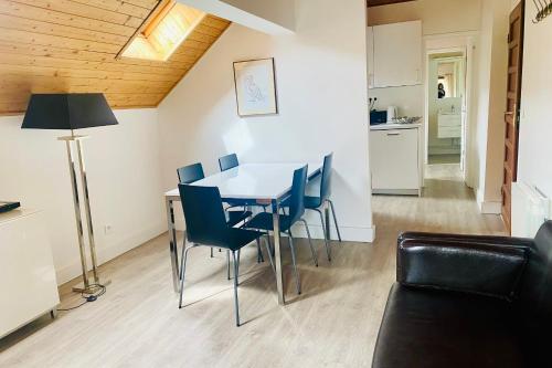 Bright Apartment at the Foot of the Slopes Mountain View Sleeps 4