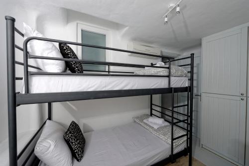 Un par de literas en una habitación en Villa Harmony, en Kalafatis