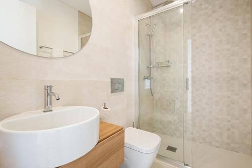 a bathroom with a white sink and a shower at Pestana Valley in Estômbar