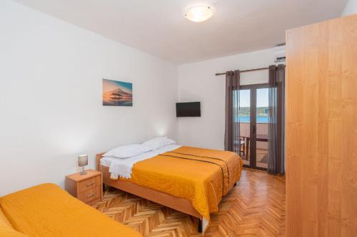 Ένα ή περισσότερα κρεβάτια σε δωμάτιο στο Apartments Andrija