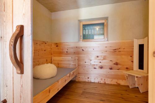 un sauna avec un banc et une fenêtre dans l'établissement Oberfahrerhof Jenesien, à Meltina