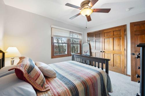 ein Schlafzimmer mit einem Bett mit Deckenventilator in der Unterkunft Mass Ave Gem and steps away from Yoga Studio in Indianapolis