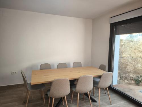 a conference room with a wooden table and chairs at El Limonero de Alajar in Alájar