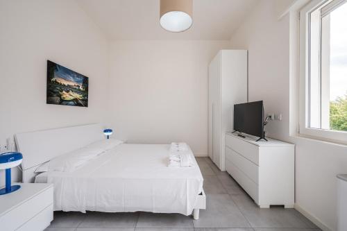 Televisyen dan/atau pusat hiburan di Tosa Apartment - Free WiFi, Air Conditioning & Private Parking