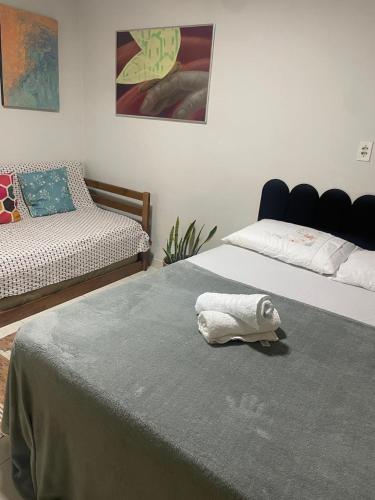 Ένα ή περισσότερα κρεβάτια σε δωμάτιο στο Aconchegante Kitnet na sede Aracruz 1 km do centro individual ótima logística lugar tranquilo