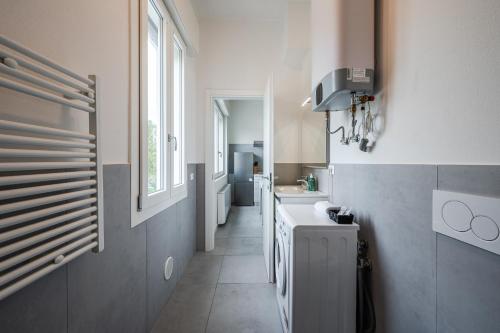 Dapur atau dapur kecil di Tosa Apartment - Free WiFi, Air Conditioning & Private Parking
