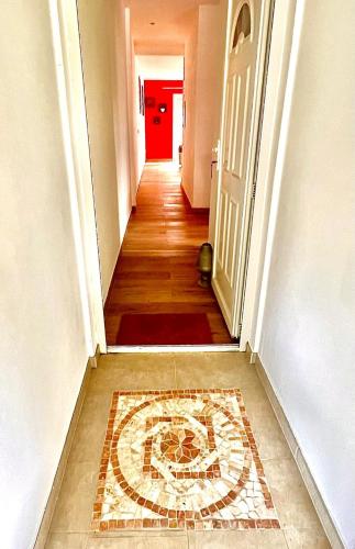 ル・ロベールにあるAppartement Maëvaのタイル張りの床とドアのある廊下、タイル張りの床 sidx sidx