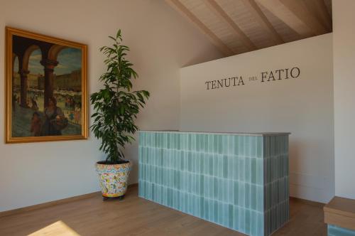 a plant in a room with a painting on the wall at Agriturismo Tenuta del Fatio in Luisago