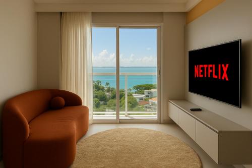 Télévision ou salle de divertissement dans l'établissement Flat Praia do Canto 2Q-2B Long Stay TRIÂNGULO DAS BERMUDAS