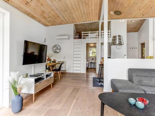 Televisyen dan/atau pusat hiburan di Holiday Home Nanni - from the sea by Interhome