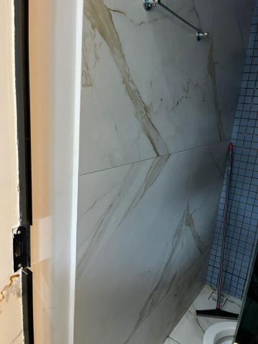 un bagno con parete doccia in marmo bianco di Casa de alto padrão com Piscina e Area Gourmet São Pedro, Teresina a Teresina