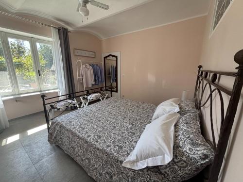 a bedroom with a bed and a mirror at Appartamento Il Giglio in La Morra
