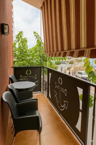 オロペサ・デル・マールにあるHotel Anclaの景色を望むバルコニー(テーブル、椅子付)